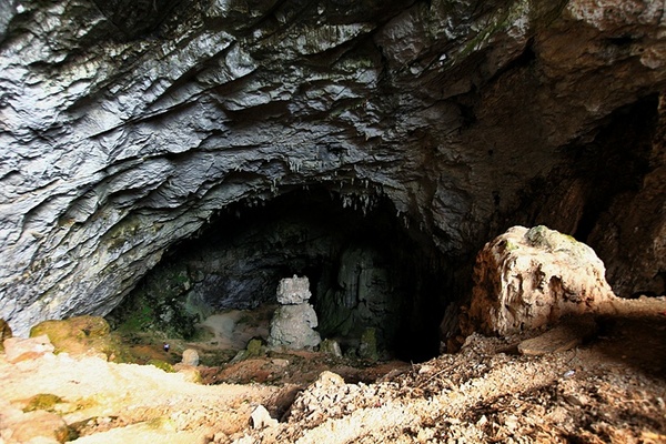 除了房屋建筑,峰岩洞内左侧是一座座大小不一的天然石峰,形如丛林