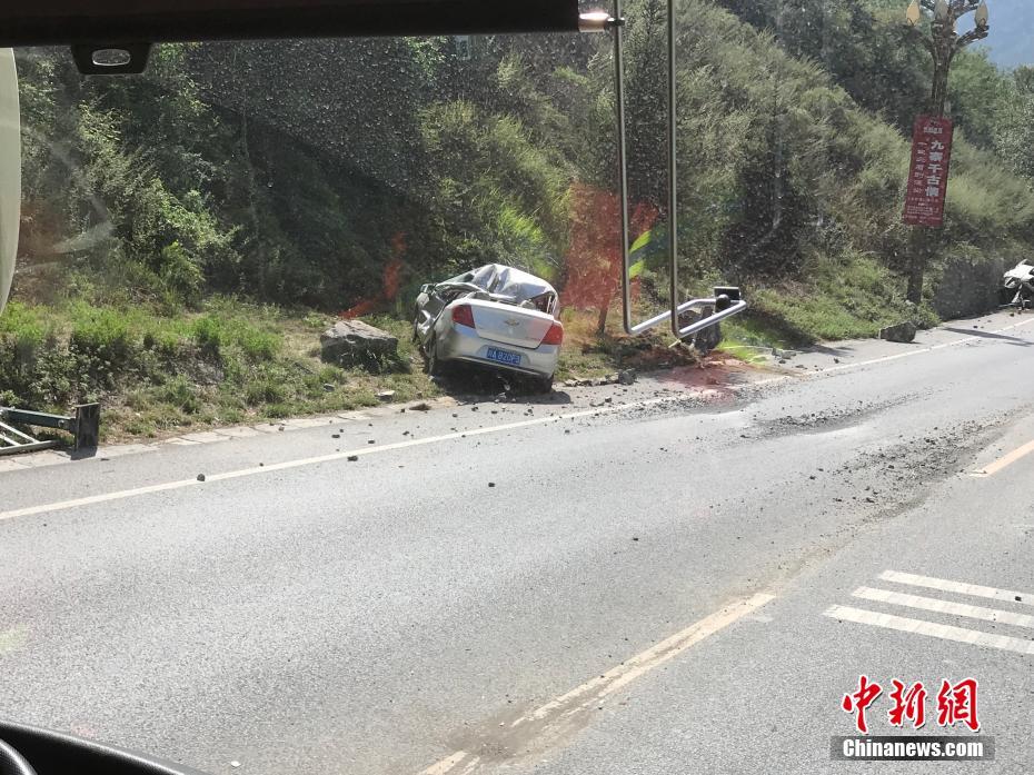 四川九寨溝發生7.0級地震 沿途看到的受損汽車