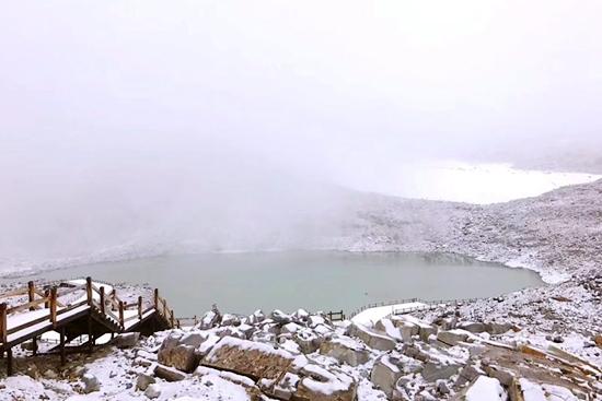 達(dá)古冰山迎來(lái)入秋第一場(chǎng)雪 冰雪彩林即將開啟