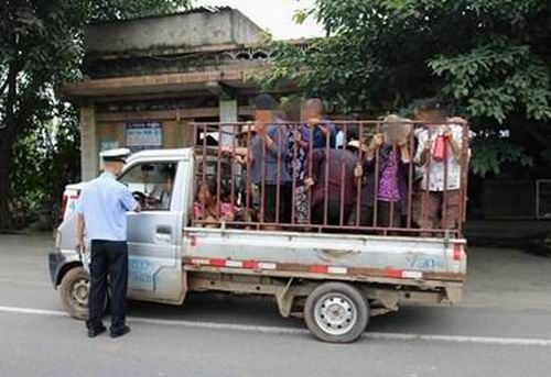 交警现场查处违法货车(眉山交警 供图)