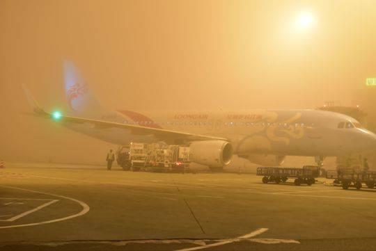 成都机场发布大面积航班延误预警 上万名旅客滞留