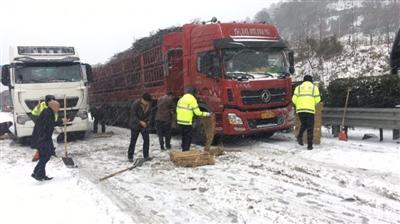 今冬最大一场雪突袭雅西高速 车辆拥堵长达18公里