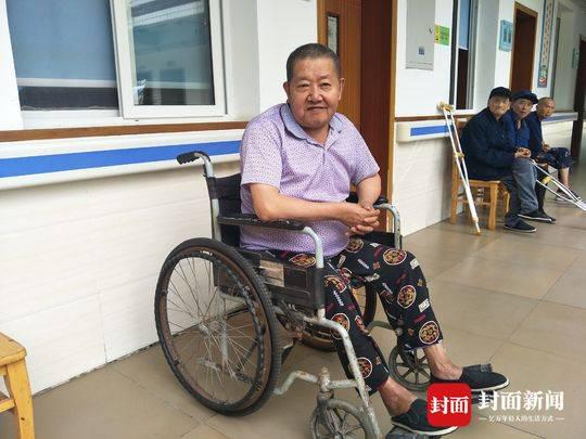 在工作人员的精心护理下，姚永富老人已经能自己坐轮椅出门活动了。