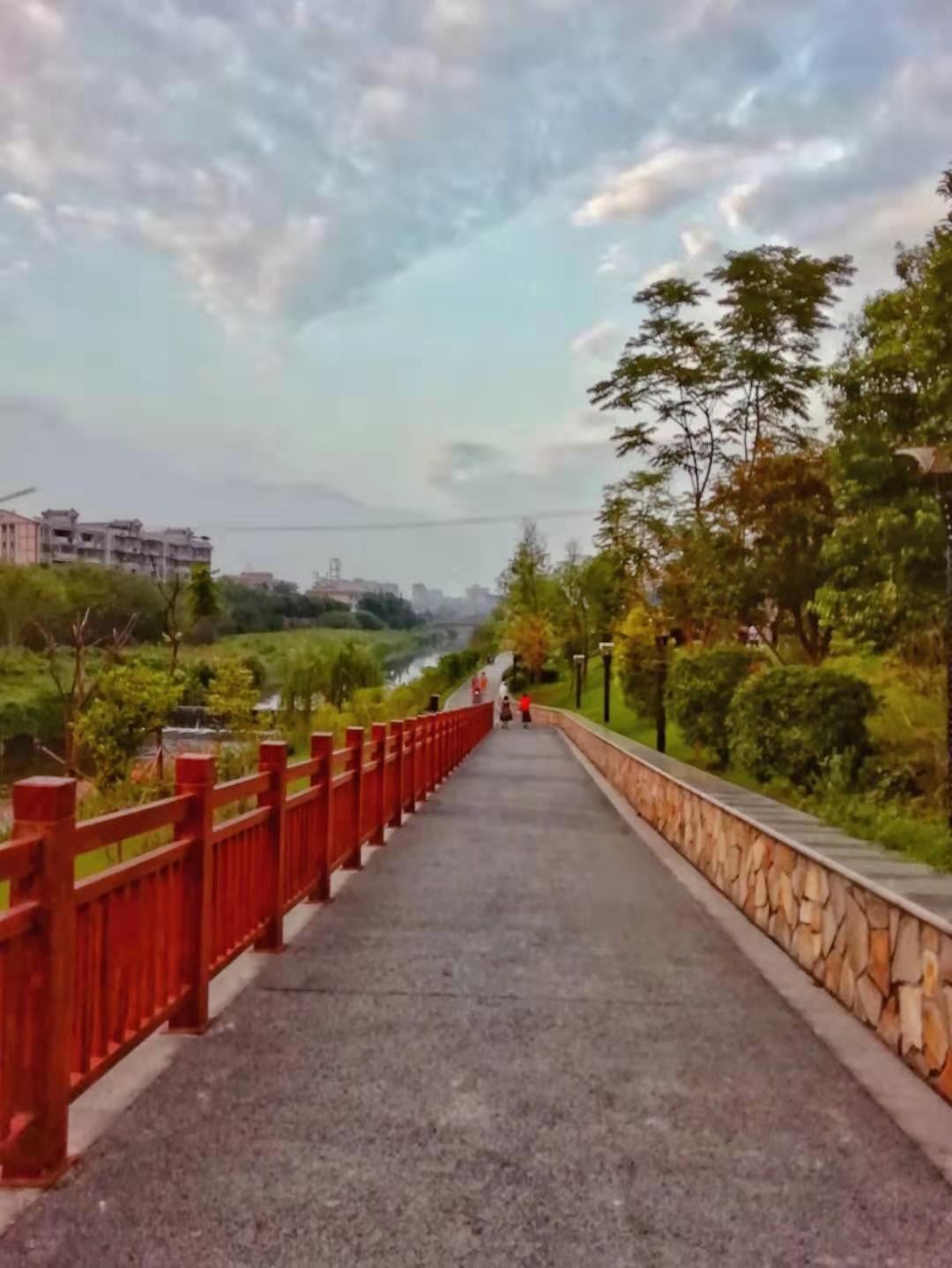 《南湖公園步道》——任明康【攝影師每日一圖贊眉山】