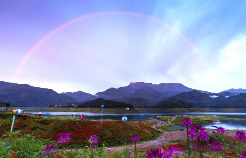 《雨后瓦屋現(xiàn)彩虹》 《夢幻渡船》東坡軍哥【攝影師每日一圖贊眉山】