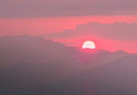瓦屋山的云海+日出，有一种超脱的美~